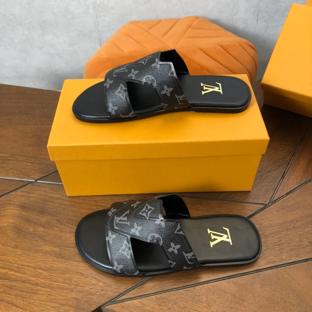 Factory price: 270💰LV counters are selling new brand luxury men's slippers, casual, loose and comfortable. The must-have model in the picture above [Happy][Happy], multiple colors available Size: 38-44, customized 45